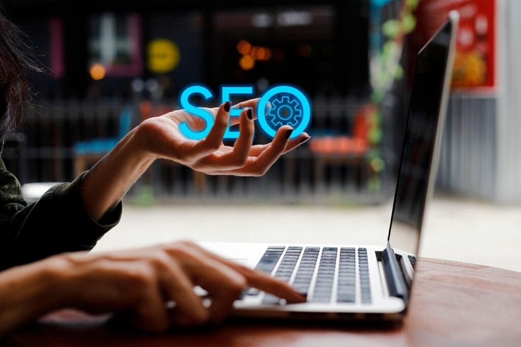 Ekspert SEO analizuje dane i optymalizuje witrynę na laptopie – nowoczesne rozwiązania w tworzeniu i pozycjonowaniu stron internetowych.